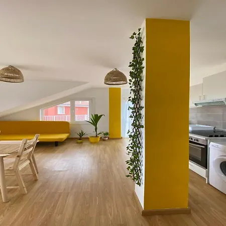 Amarillo Lindo Apartamento Con Vistas A La Playa Ribeira
