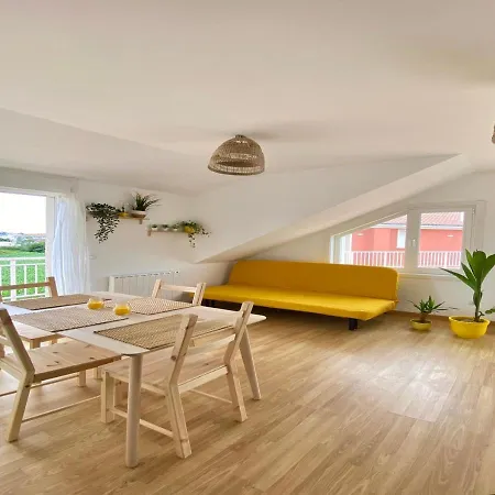 Amarillo Lindo Apartamento Con Vistas A La Playa Ribeira